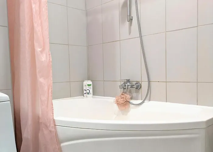 Bright Apartment, 3 Bedrooms, 3 Double Beds, Free Parking Apartment