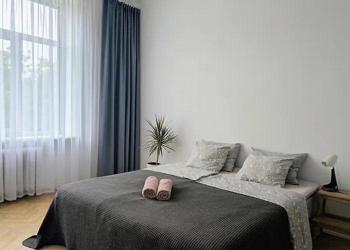 Bright Apartment, 3 Bedrooms, 3 Double Beds, Free Parking Apartment *