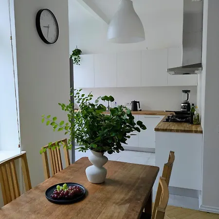 Daire Bright Apartment, 3 Bedrooms, 3 Double Beds, Free Parking *